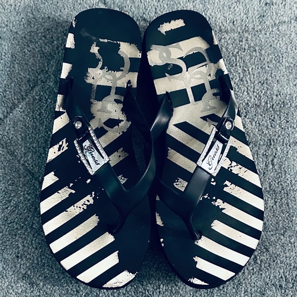 Guess Platform Flip Flop with Silver Rhinestone Logo Plate Size 7.5 Black/White - Picture 2 of 7
